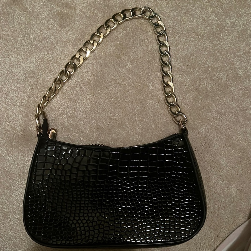 Chained shoulder bag